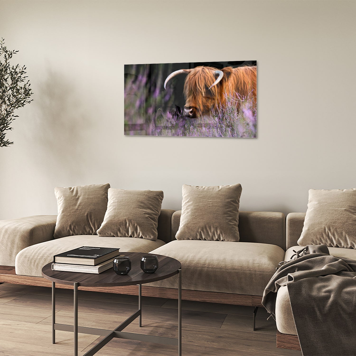 Glazen schilderij van een Schotse Hooglander met lavendel op de achtergrond.