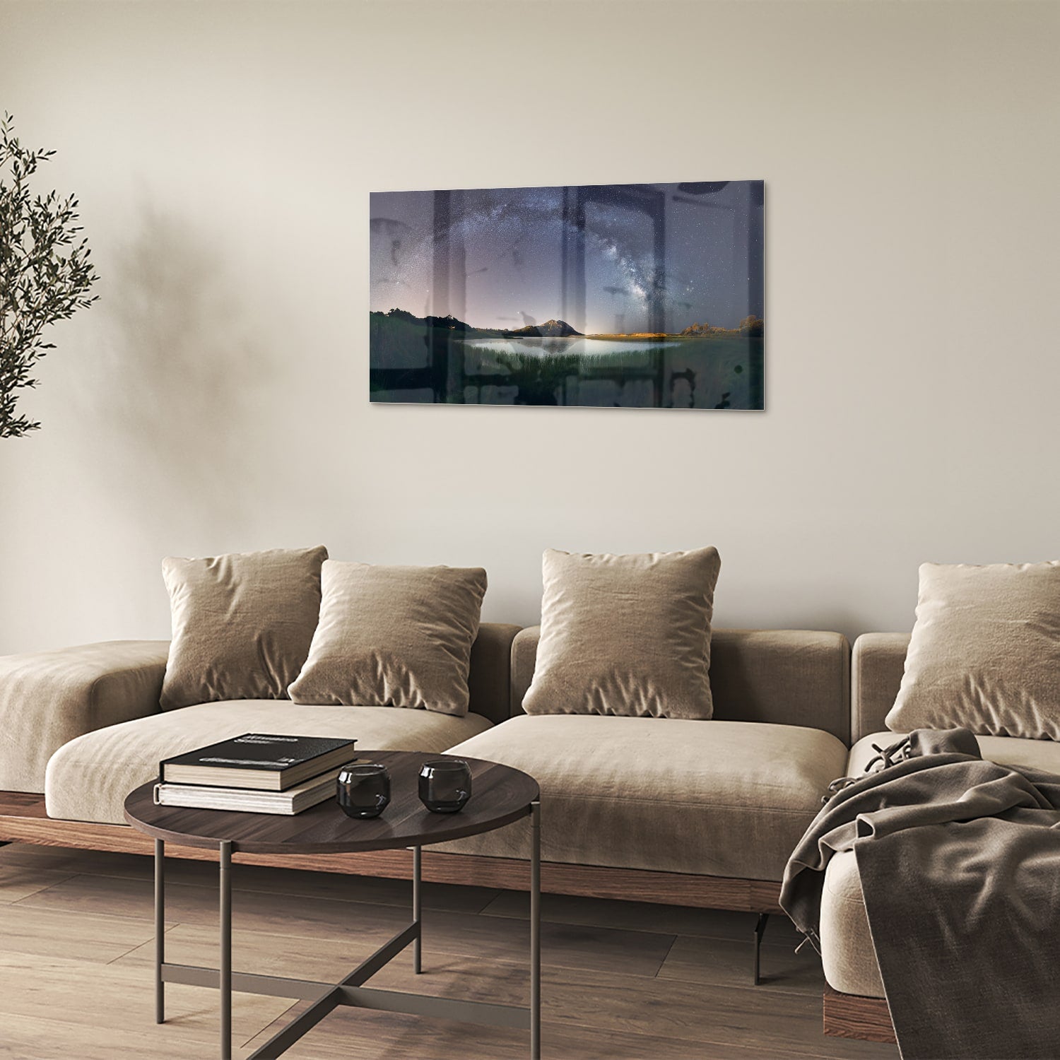 Glazen schilderij met sterrenhemel en bergen aan de wand