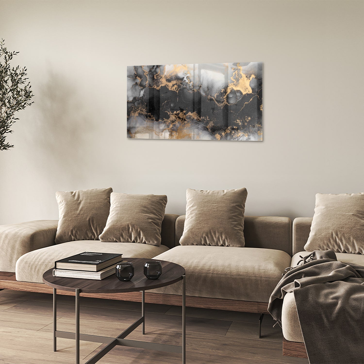 Glazen schilderij met zwarte en gouden abstracte patronen aan de muur boven een houten kast.
