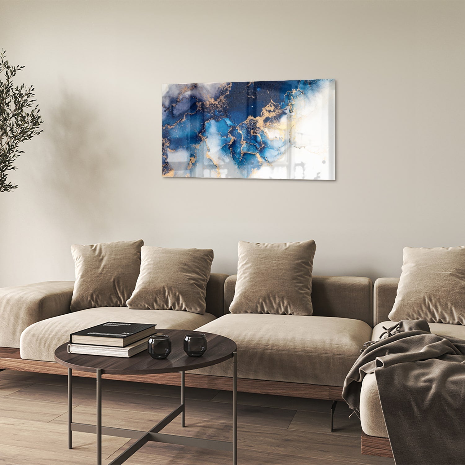 Prachtig glazen schilderij met blauwe en gouden patronen aan de muur.