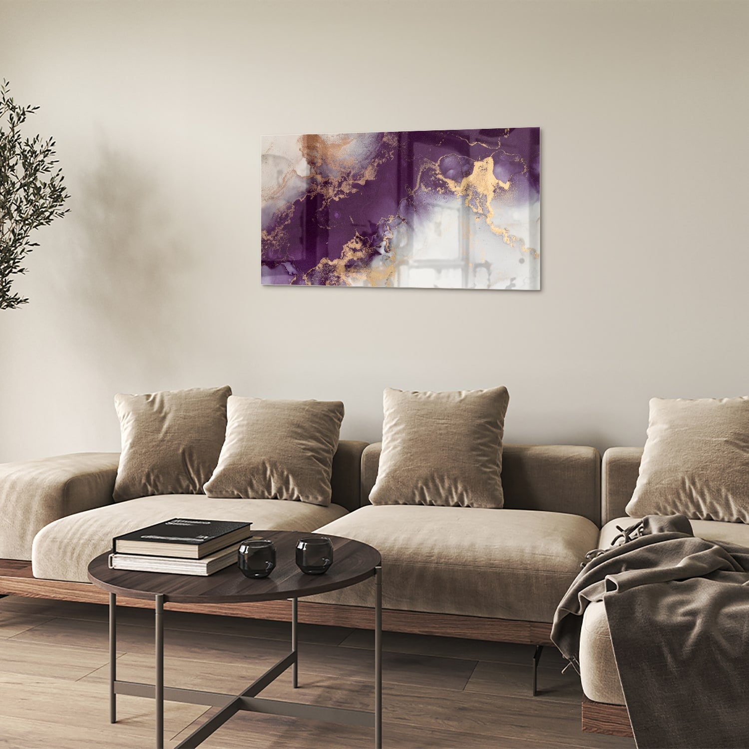 Een elegant paarse glazen schilderij met gouden accenten aan een muur in moderne woonkamer.