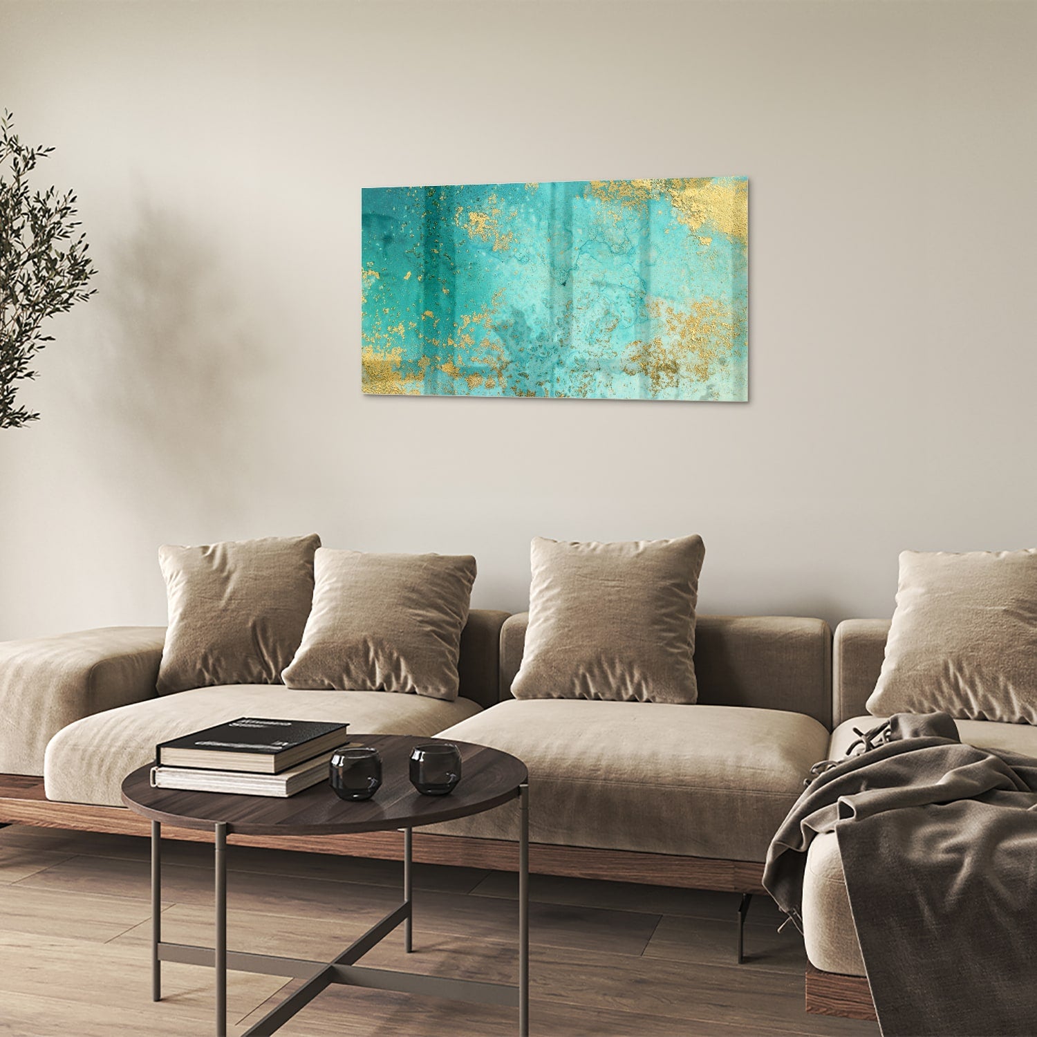 Glazen schilderij met turquoise en gouden accenten aan de muur