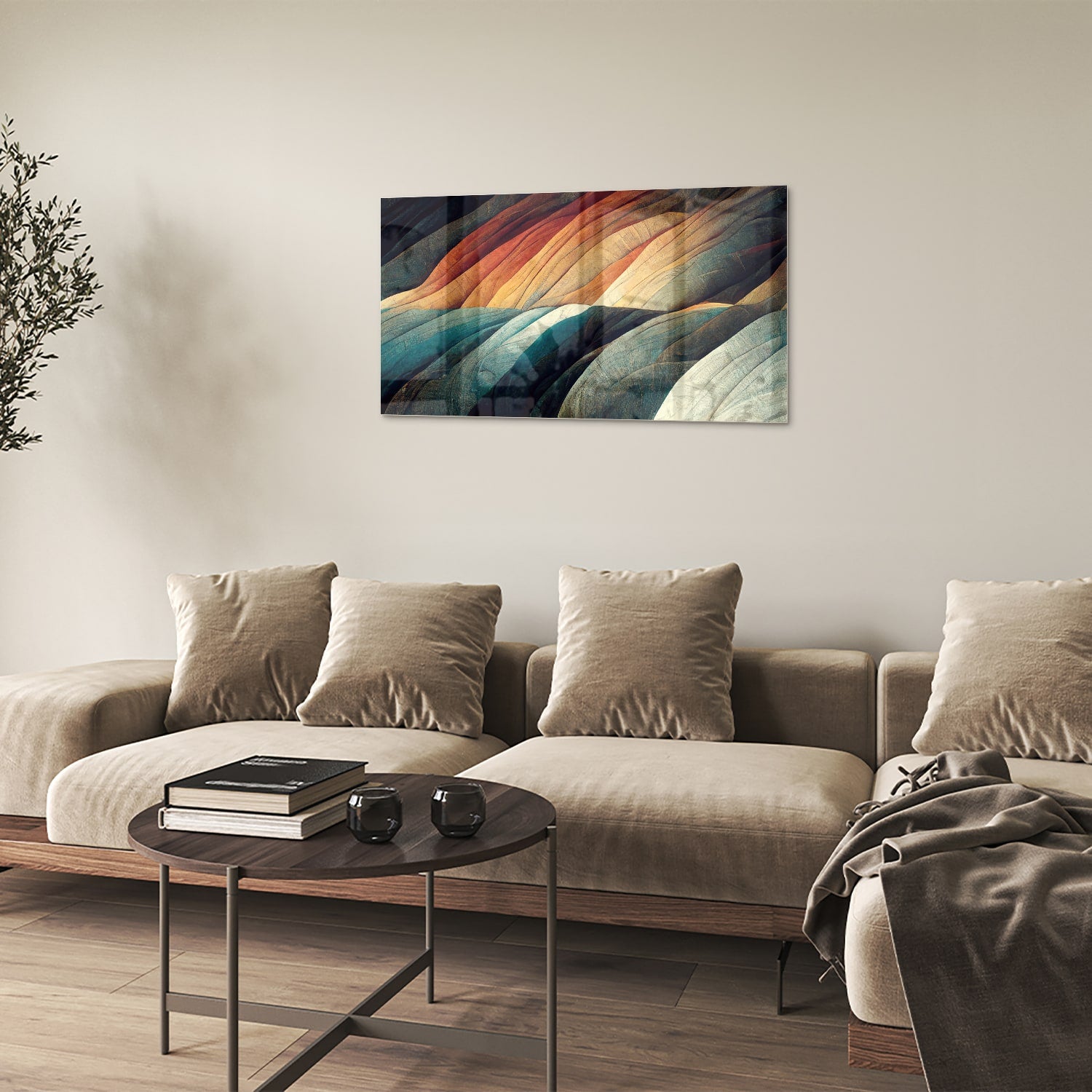 Abstract glazen schilderij met gekleurde golven in een moderne woonkamer.