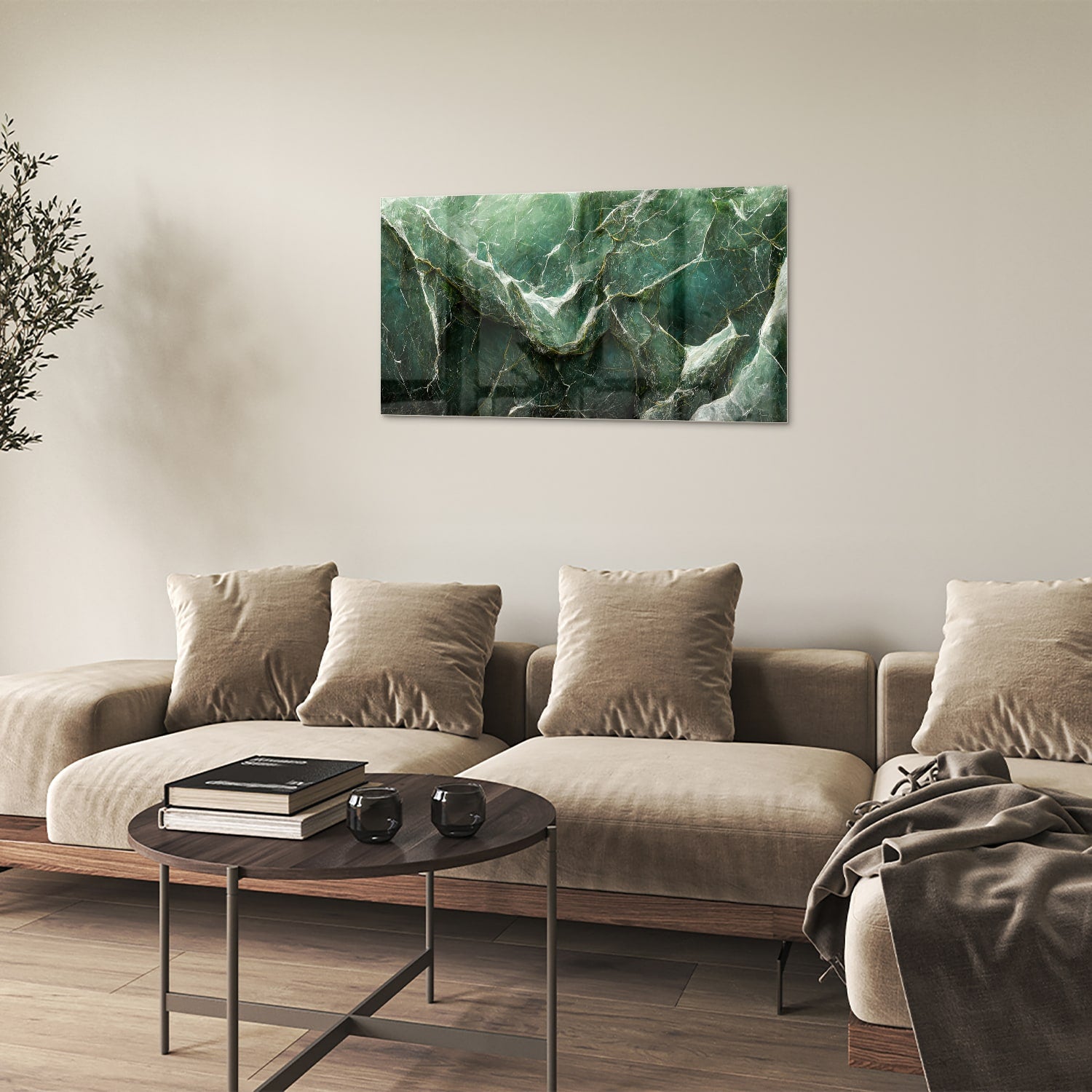 Glas schilderij met marmerpatroon in groene tinten, hangt aan de muur.