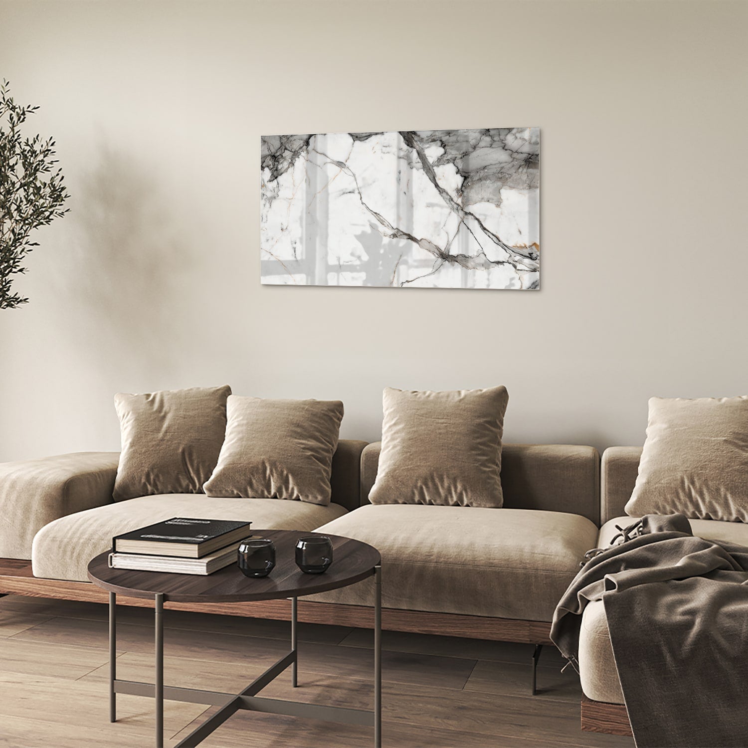 Elegant glazen schilderij in marmerlook aan de muur.