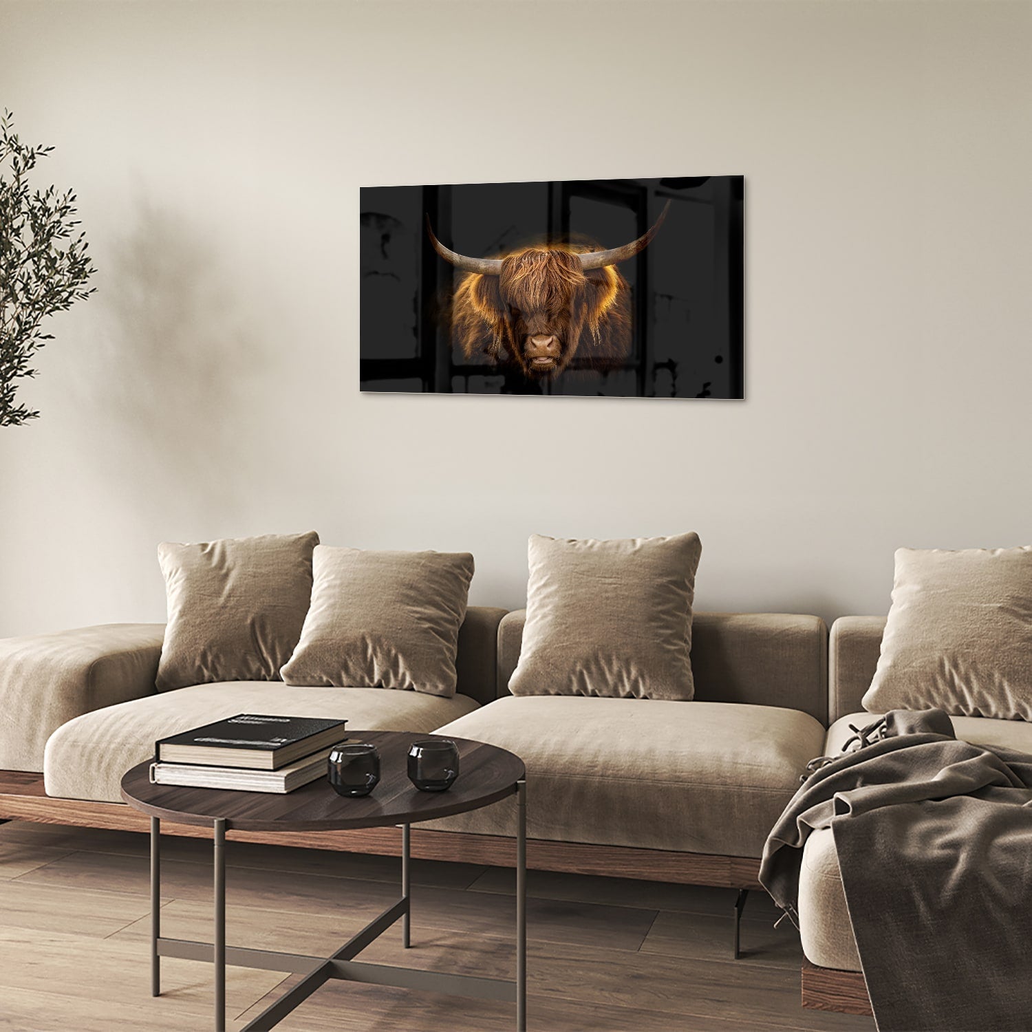 Glazen schilderij van een Highlander rund met lange hoorns en vacht op een zwarte achtergrond.