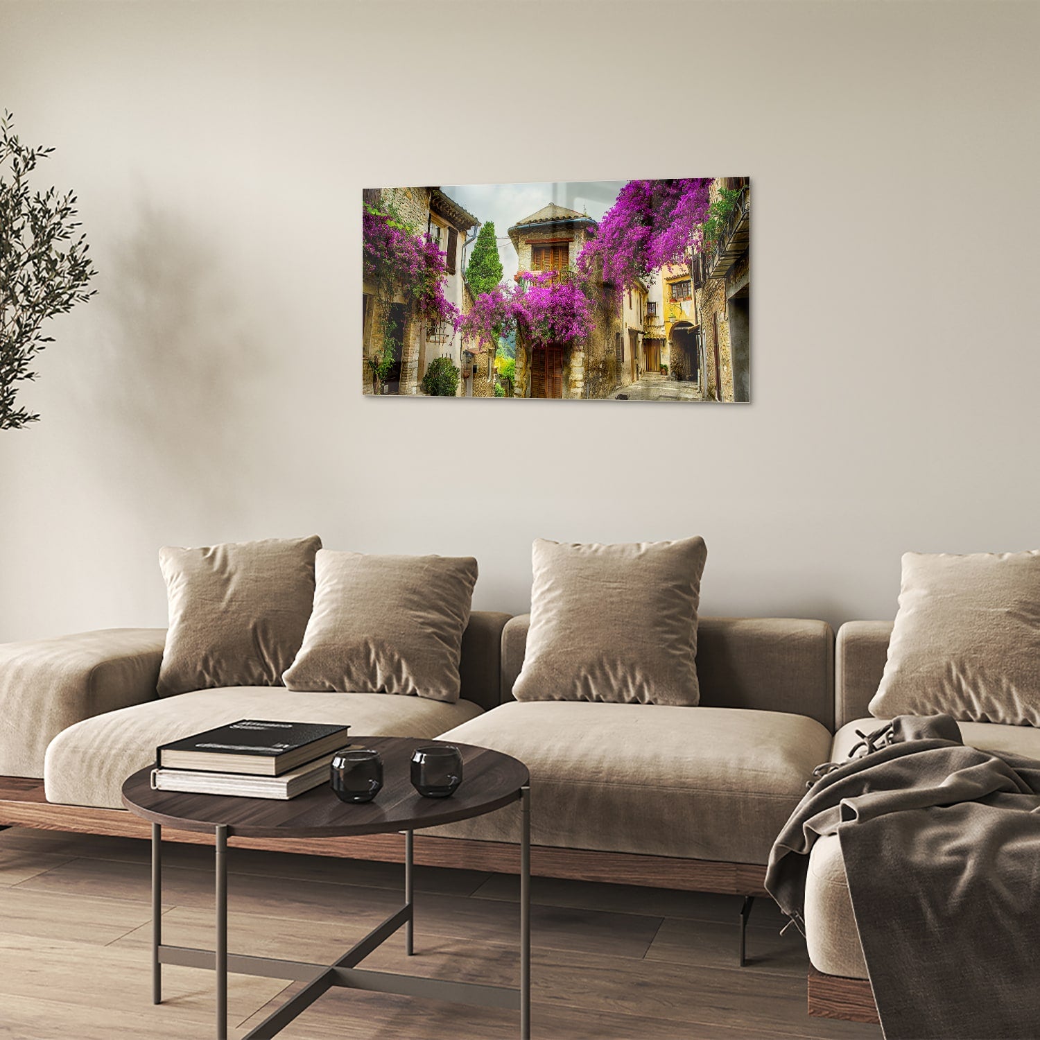 Glazen schilderij met een prachtig straatzicht en paarse bloesems in een helder interieur.