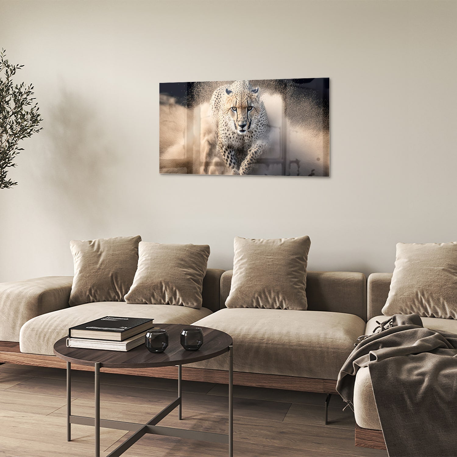 Glazen schilderij van een jachtluipaard die door zand rent in een moderne woonkamer.