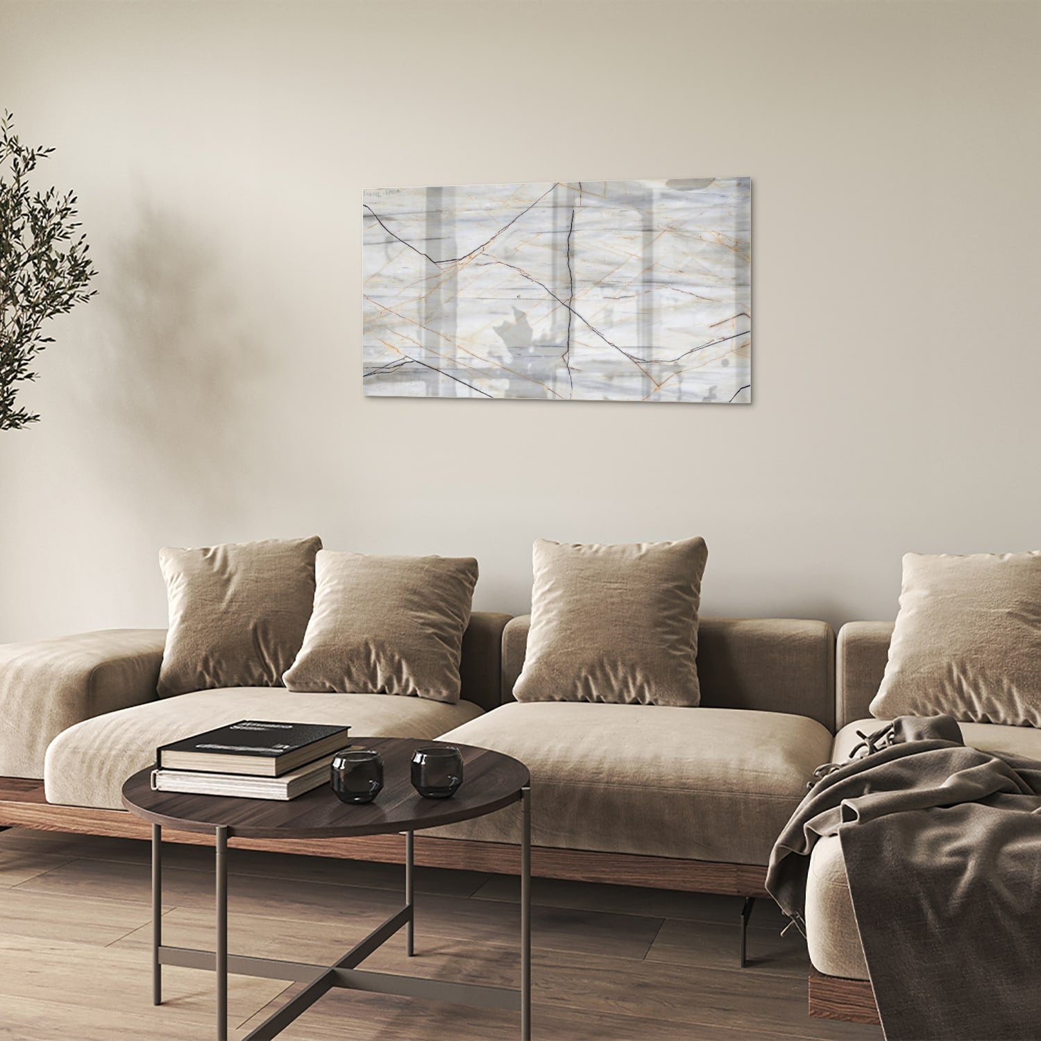 Elegante glazen schilderij met marmerpatroon en gouden lijnen in een moderne woonkamer.
