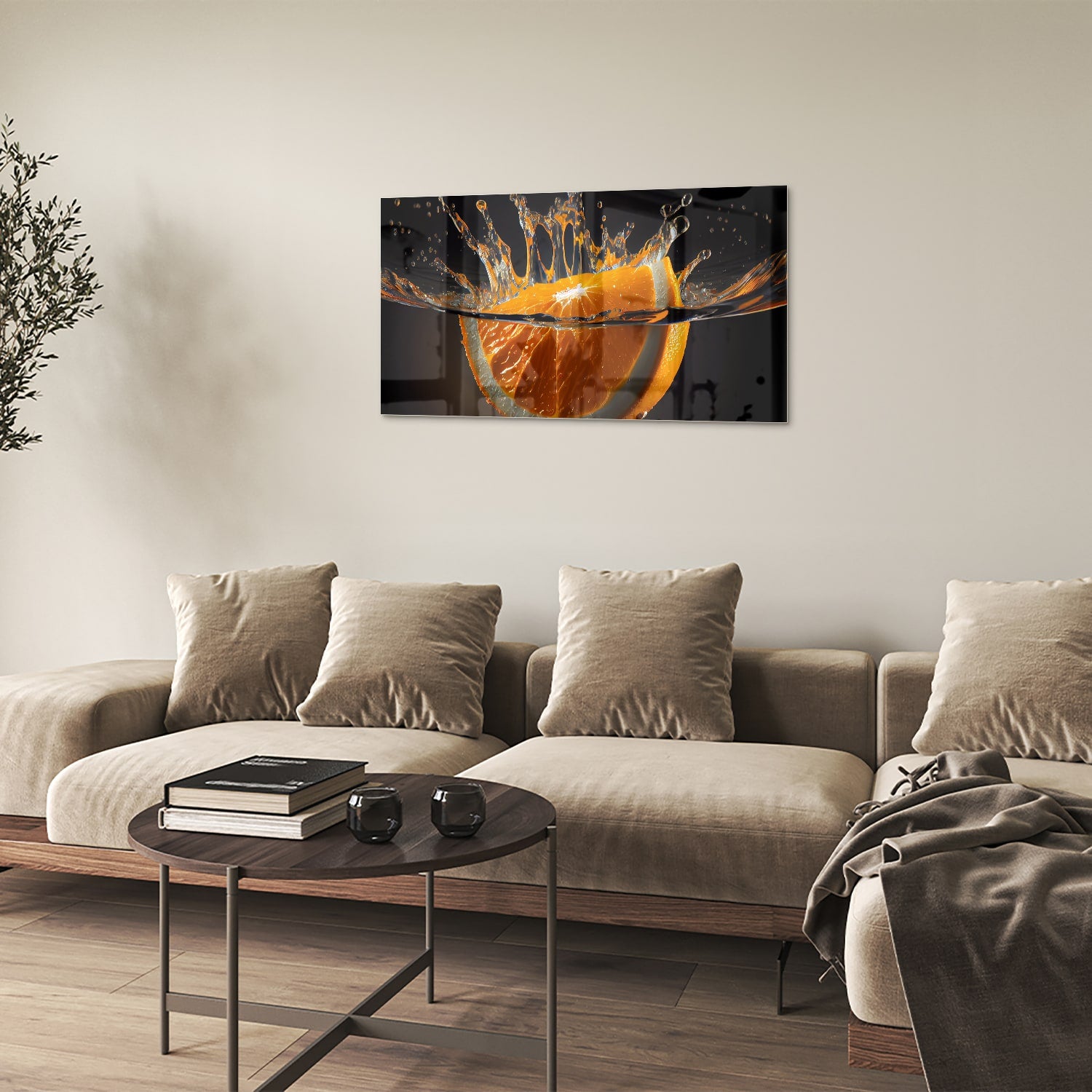 Glazen schilderij van een spetterende sinaasappel boven water.