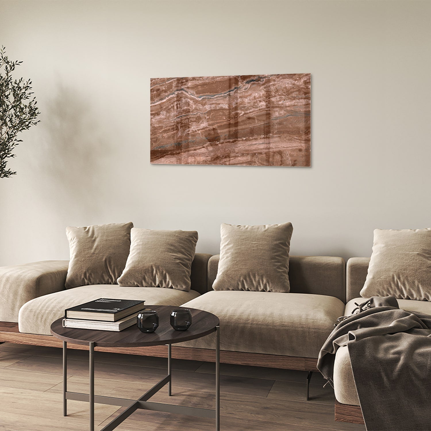 Glazen schilderij in aardetinten hangt aan een lichte muur boven een houten meubelstuk.
