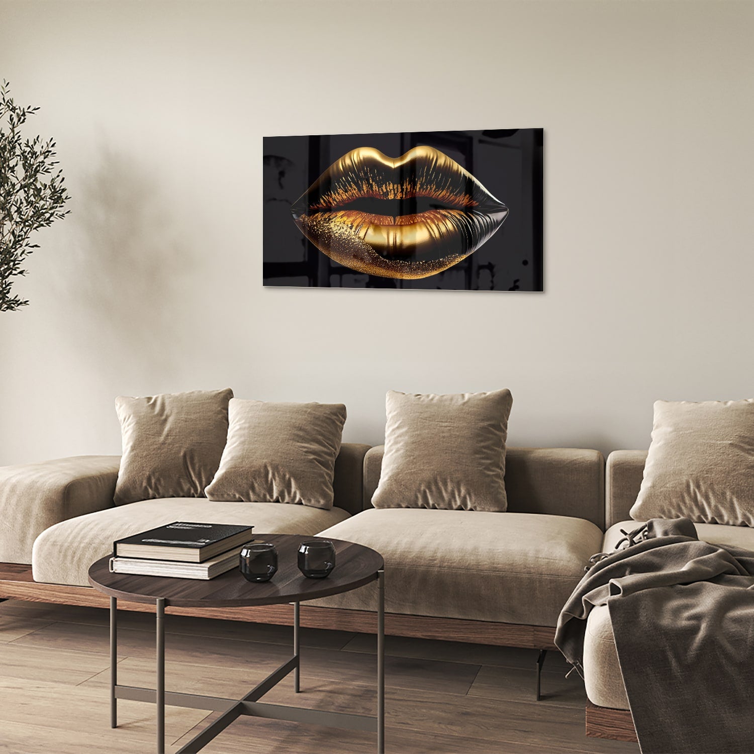 Glazen schilderij van gouden lippen tegen een lichte muur.