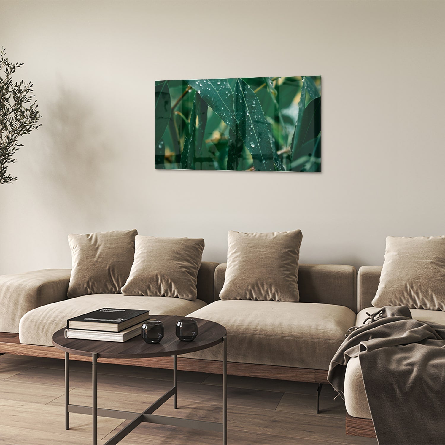 Glas schilderij van groene bladeren met dauwdruppels in een interieur
