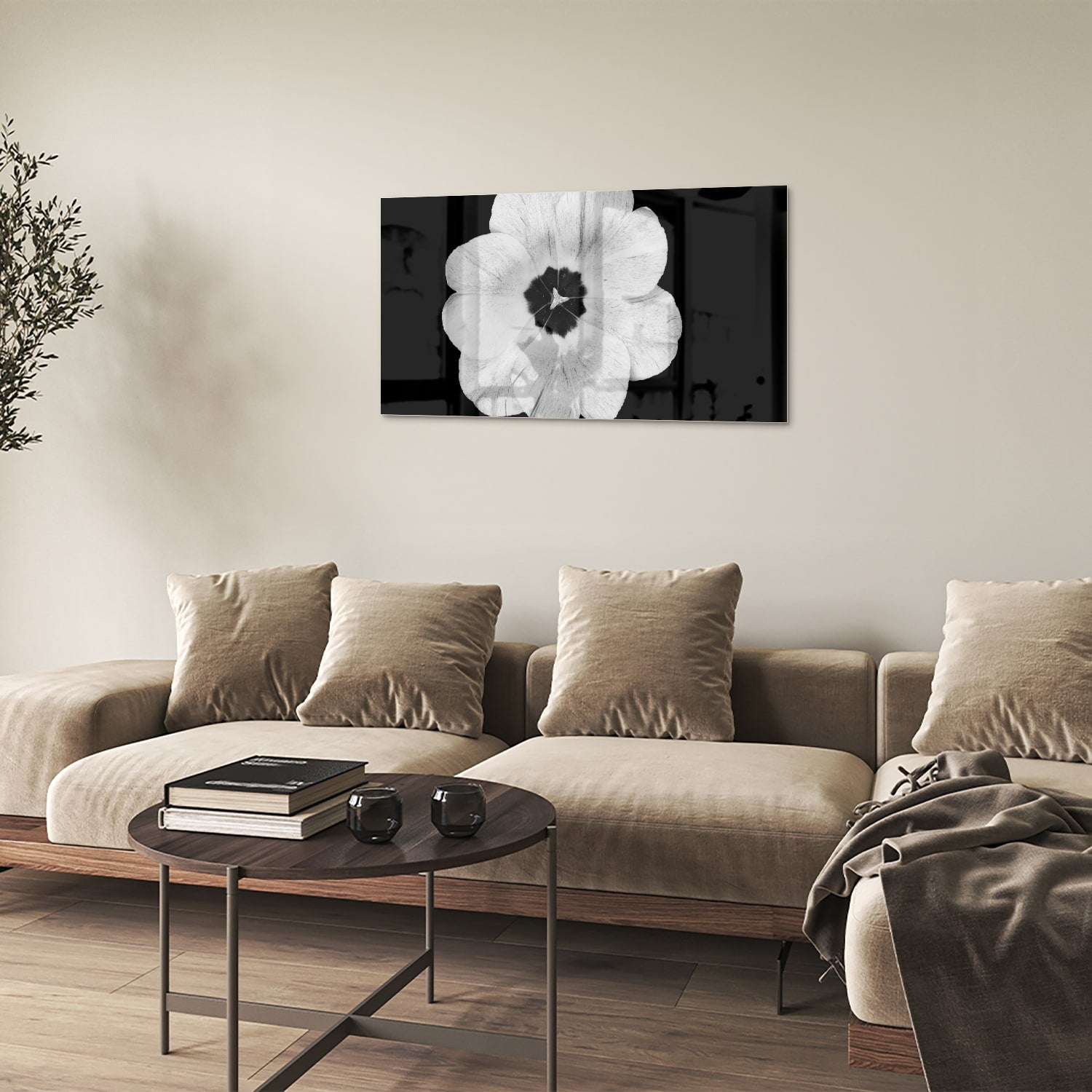 Een glazen schilderij met een witte bloem op een zwarte achtergrond, hangend aan de muur.