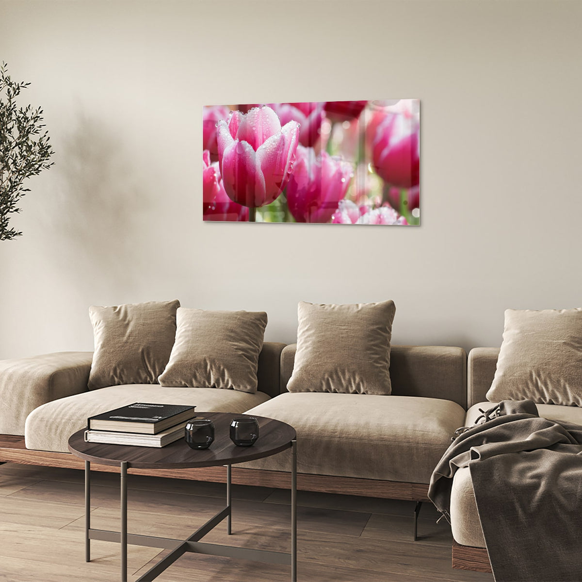 Glazen schilderij van roze tulpen met dauwdruppels, elegant en kleurig.