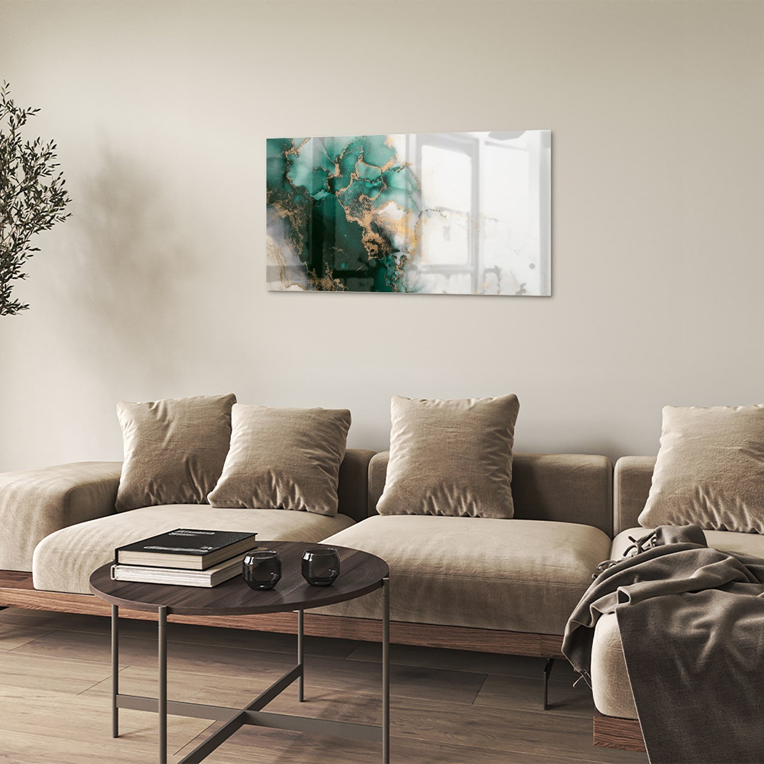 Elegant glazen schilderij met groene en gouden tinten aan de muur