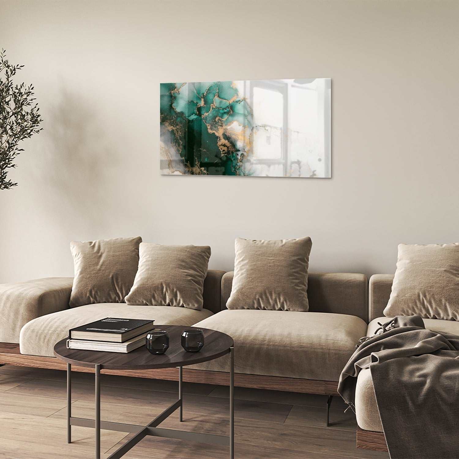 Elegant glazen schilderij met groene en gouden tinten aan de muur