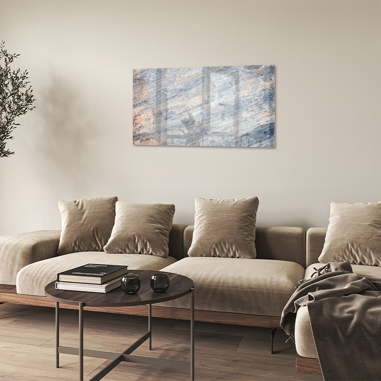 Abstract glazen schilderij met blauwe en oranje tinten aan de muur in een moderne woonkamer.