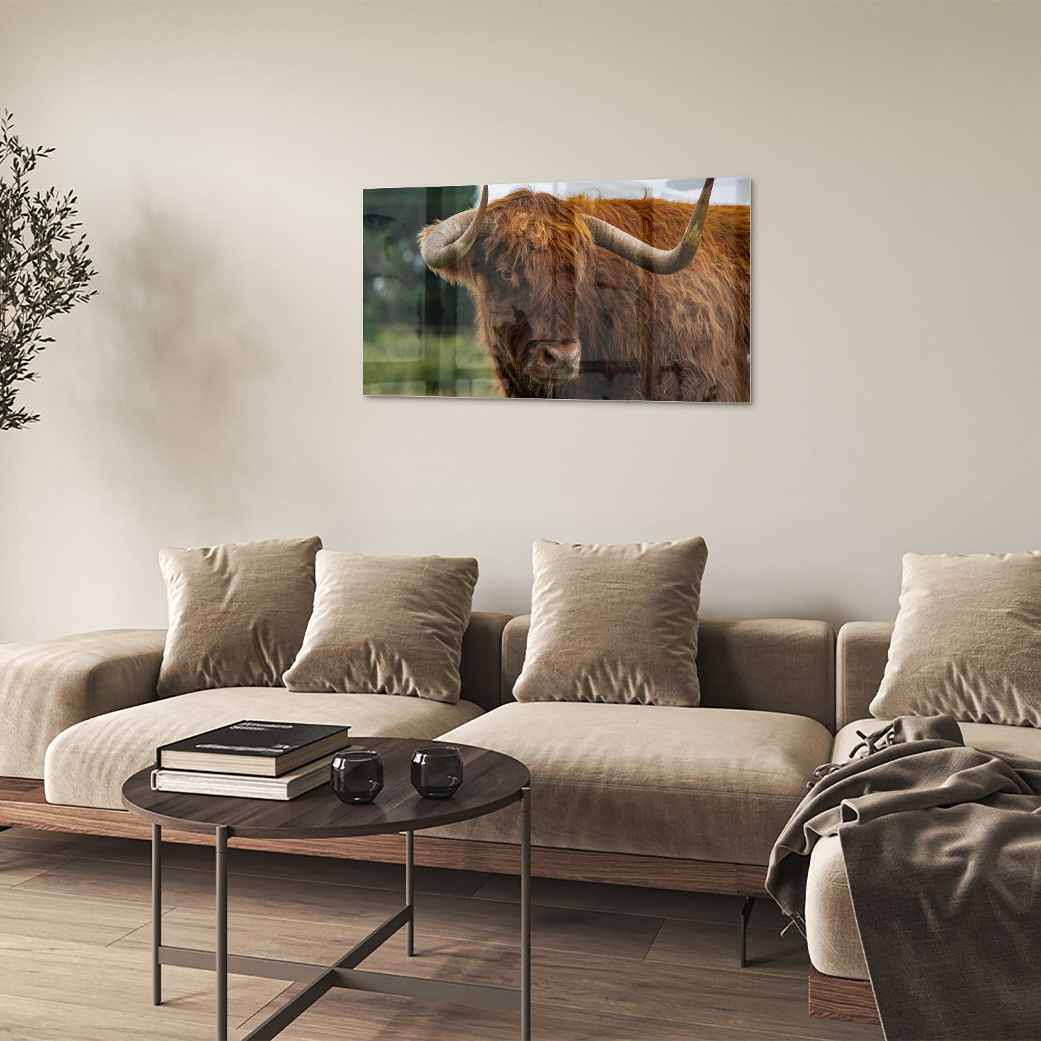 Glas schilderij van een Schotse Hooglander in een moderne woonkamer