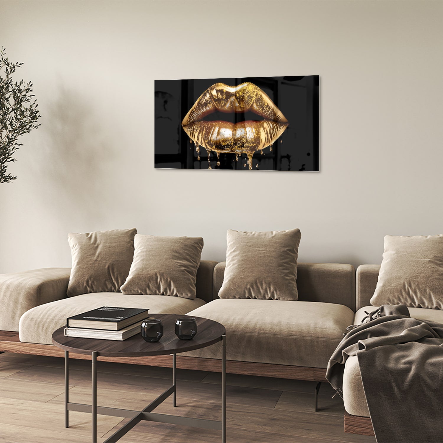 Glazen schilderij met gouden lippen op een zwarte achtergrond in een moderne woonkamer.