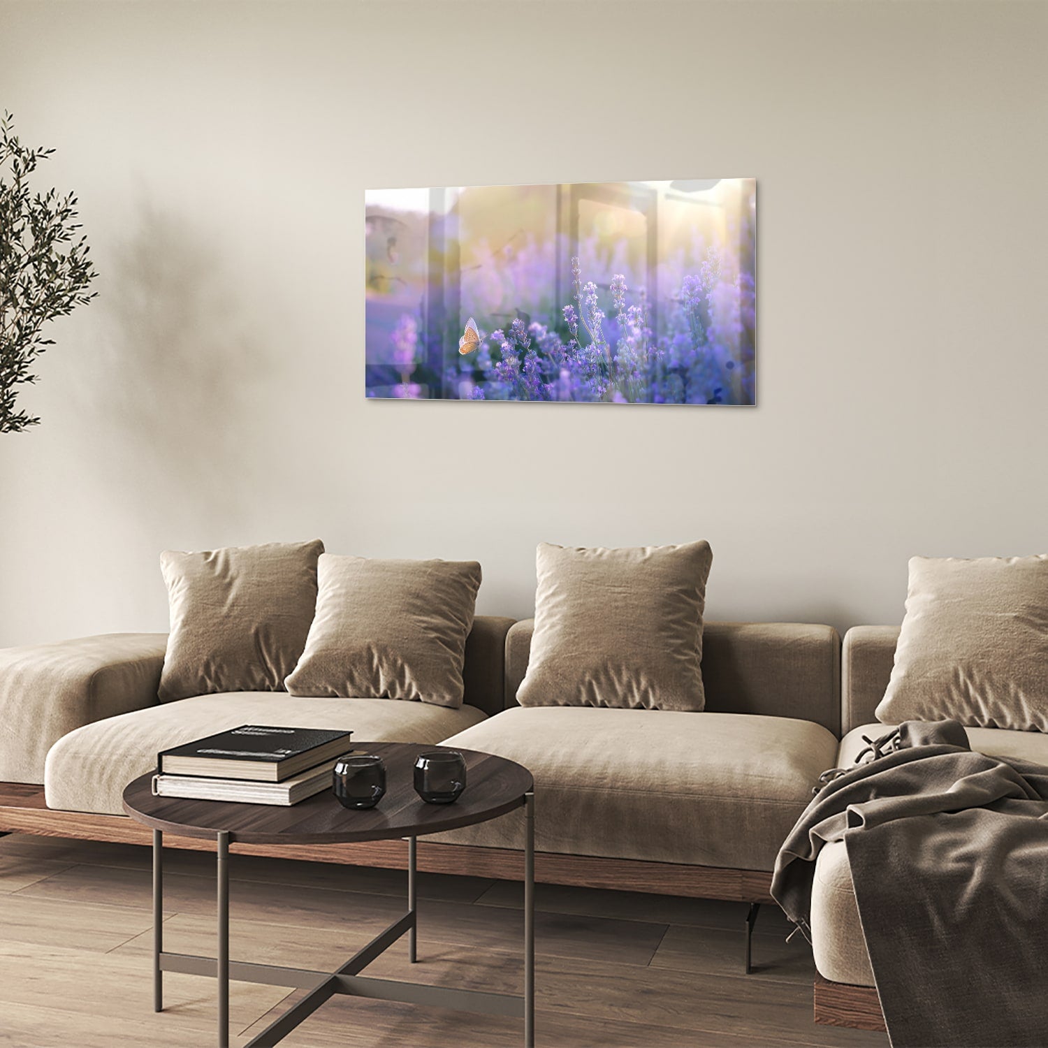 Glazen schilderij met lavendel en een vlinder op een muur