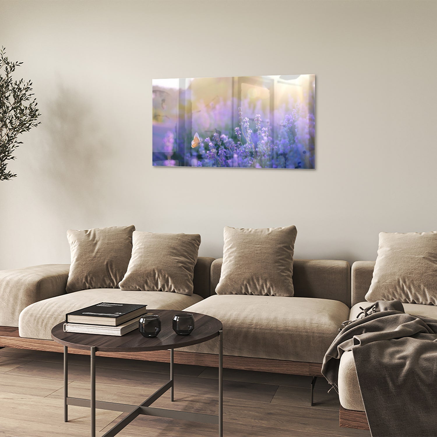 Glazen schilderij met lavendel en een vlinder op een muur