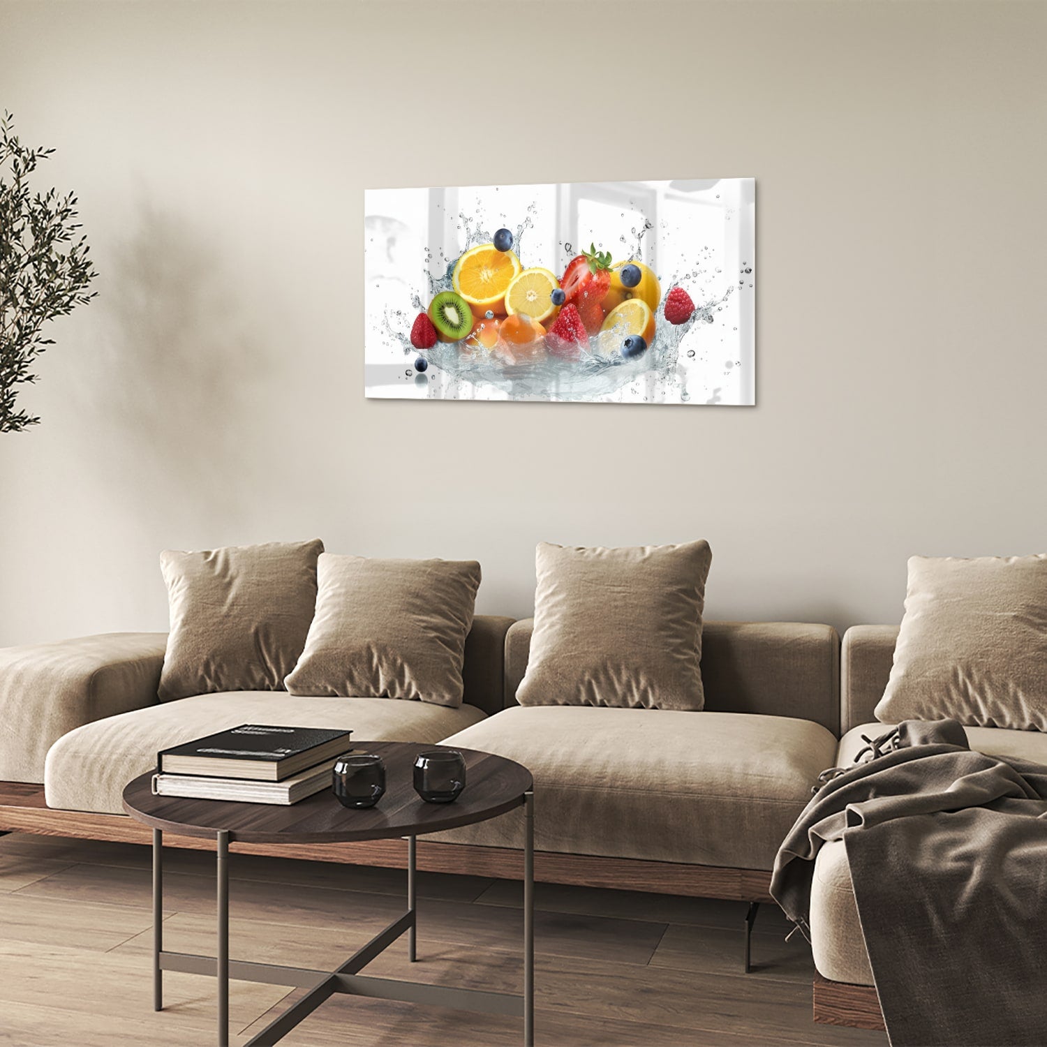 Glazen schilderij van een kleurrijke fruitcompositie aan een muur.