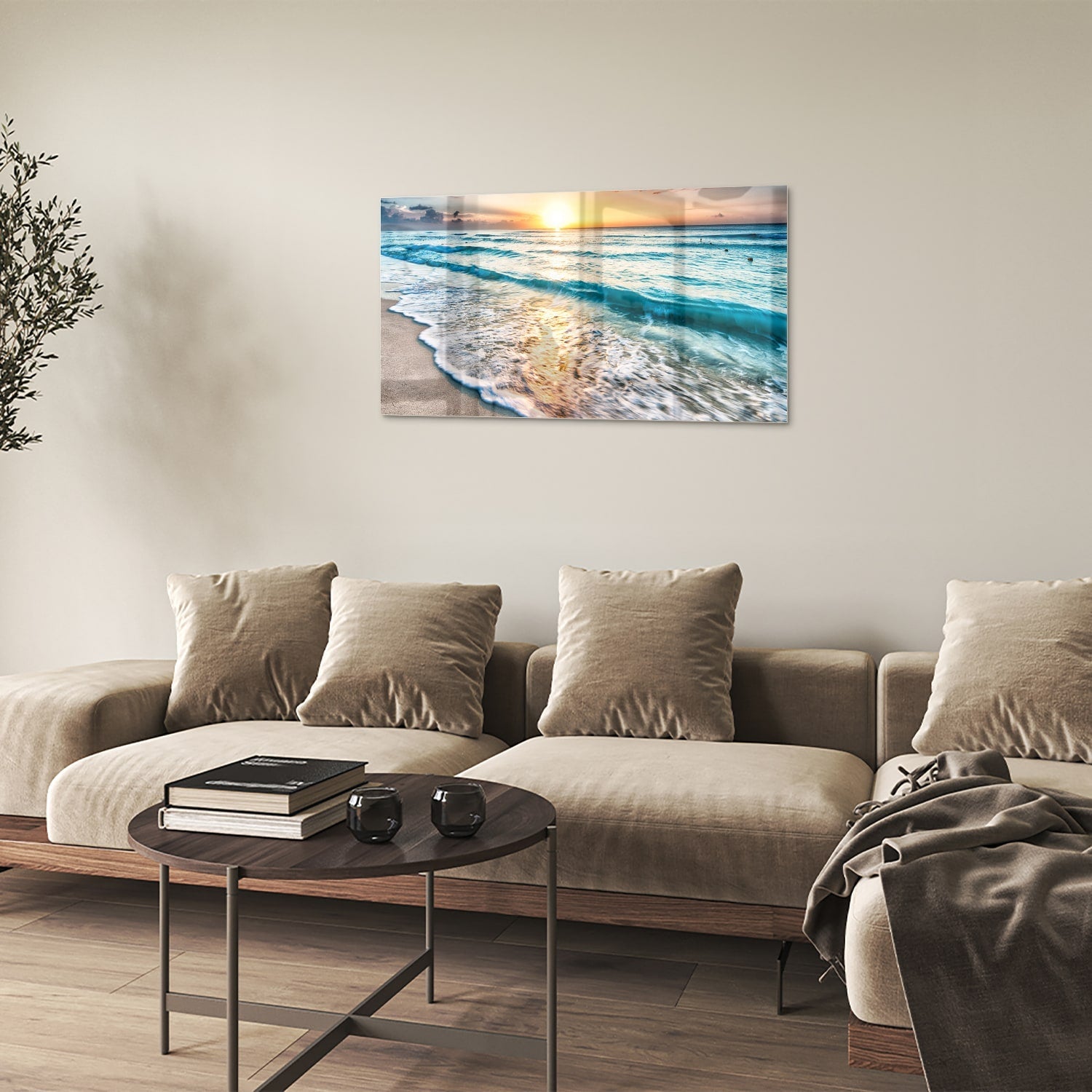 Glazen schilderij van een zonsondergang boven de zee, met kalme golven en zand.