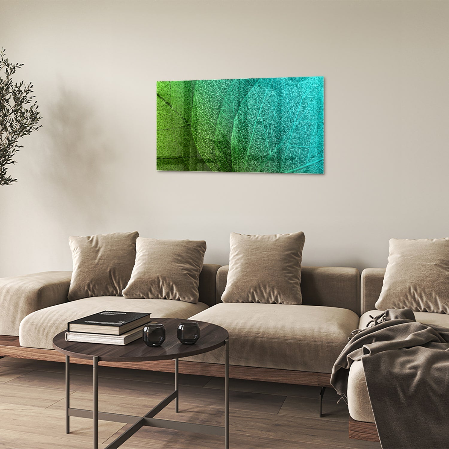 Glas schilderij met de structuur van groene bladeren aan een muur.