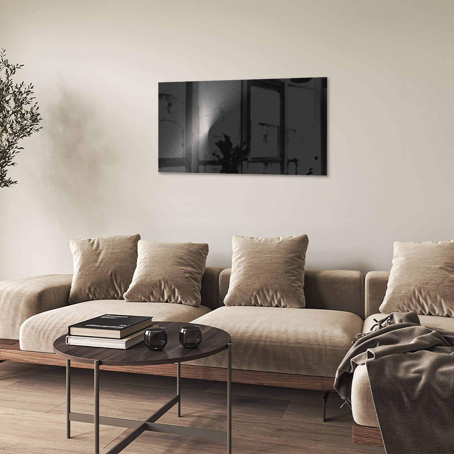 Moderne glazen schilderij op een witte muur in een stijlvolle woonkamer.