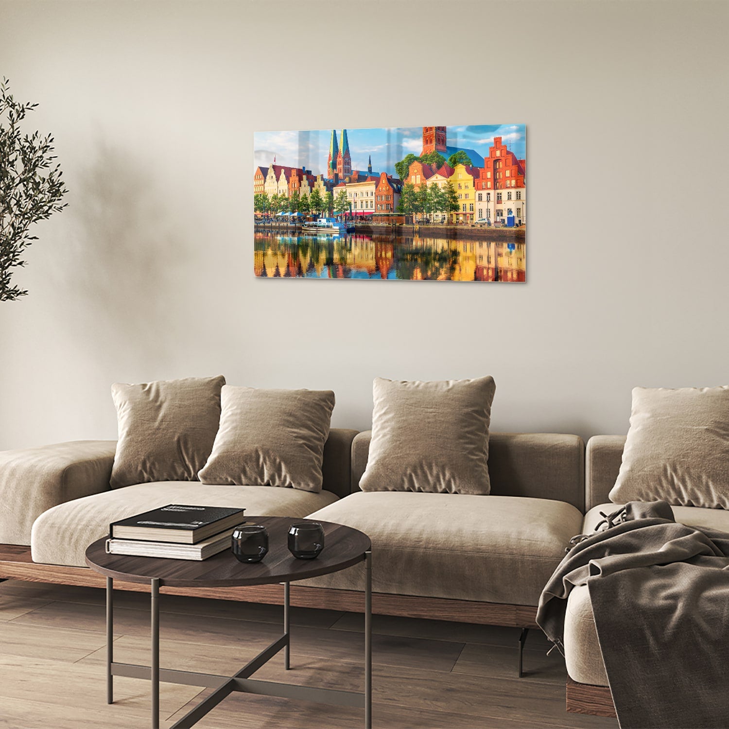 Kleurrijk glazen schilderij van een stadszicht met reflecties in het water