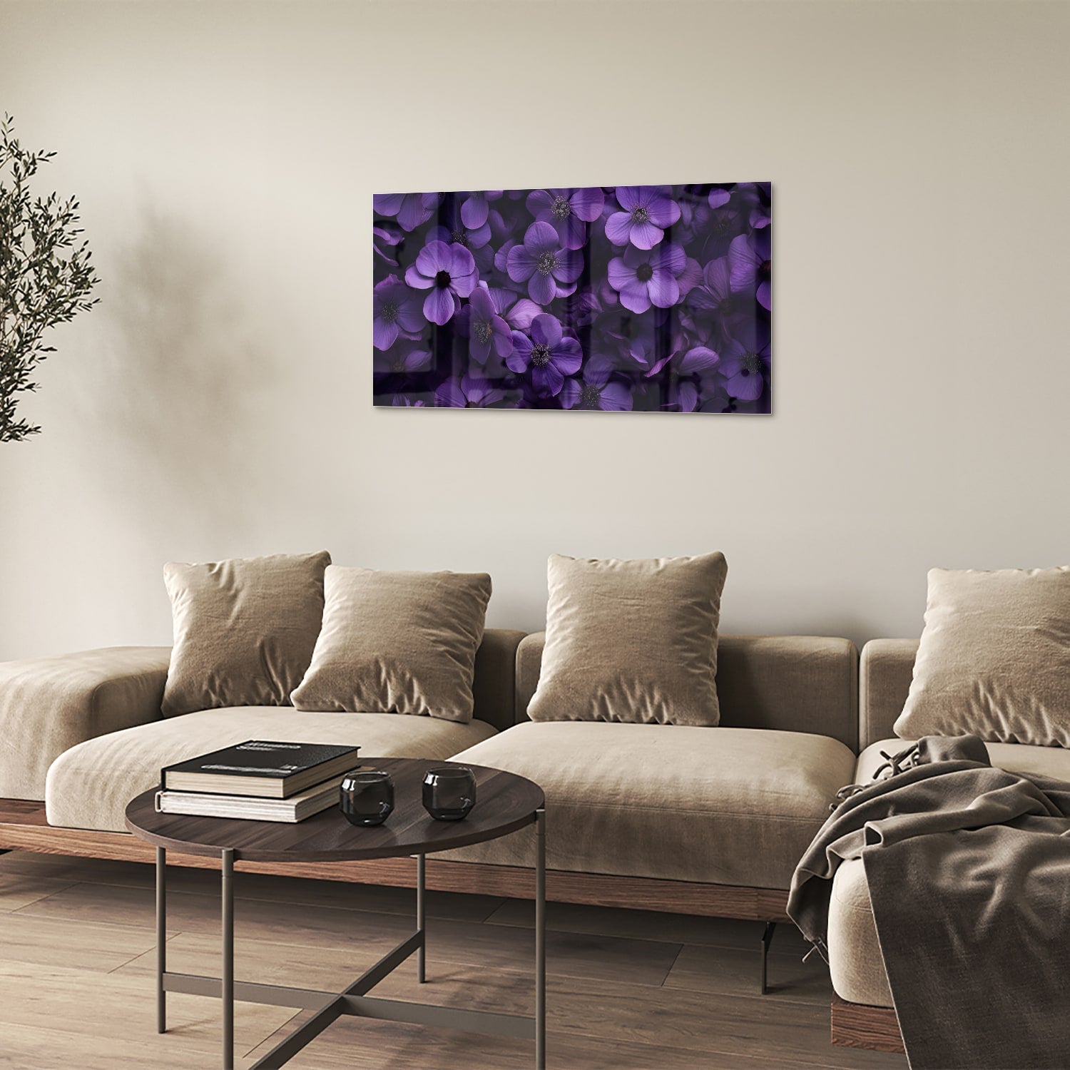 Paarse bloemen op een glazen schilderij aan de muur in een moderne woonkamer.
