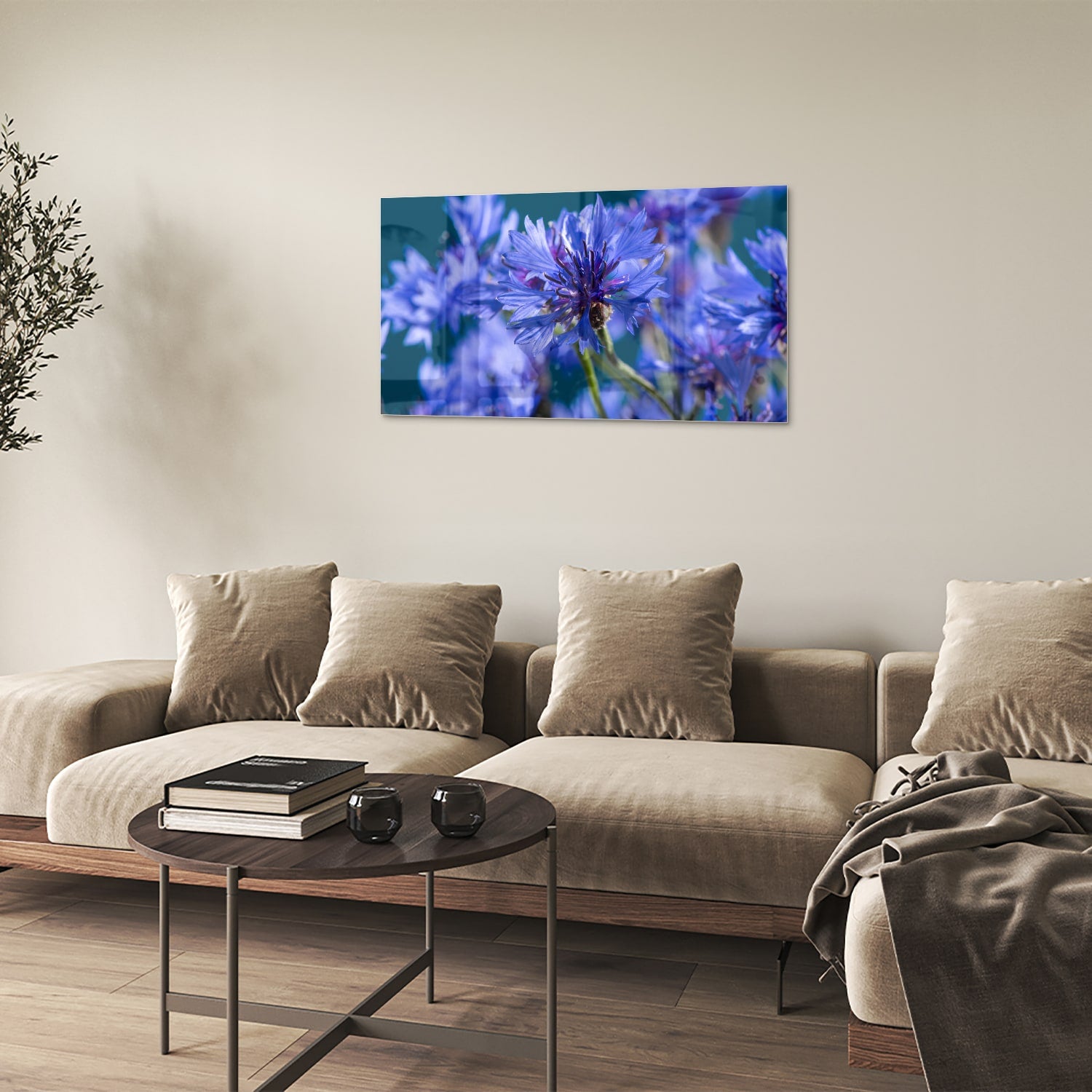 Een glazen schilderij met paarse bloemen op een witte muur, in een sfeervolle woonkamer.