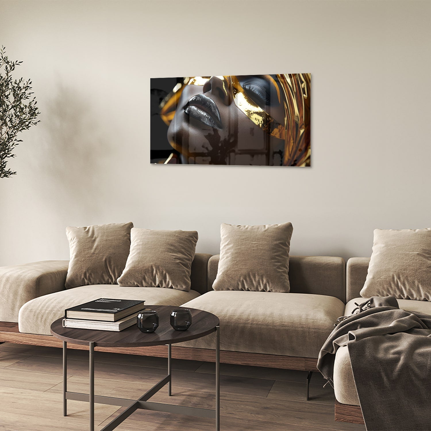 Glazen schilderij van een vrouwelijk gezicht met gouden accenten op een muur.