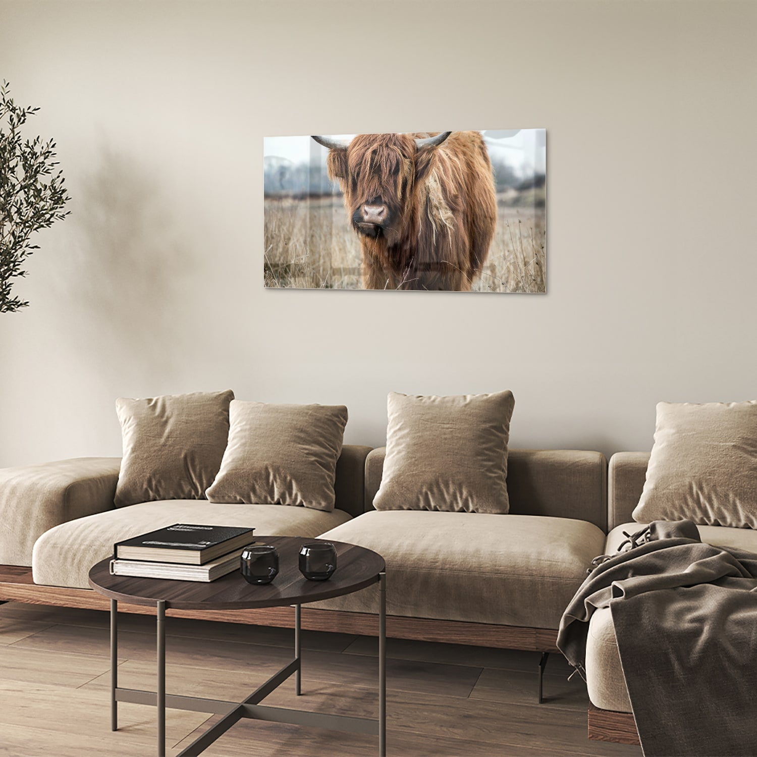 Glazen schilderij met een Houten Hooglander in een natuurlijke omgeving.