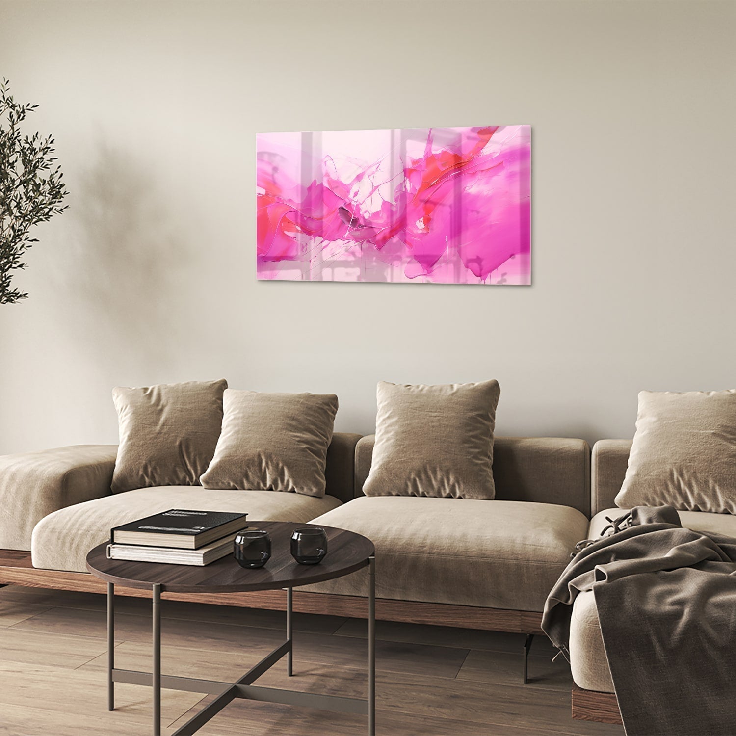 Abstract glazen schilderij met felle roze tinten aan de muur