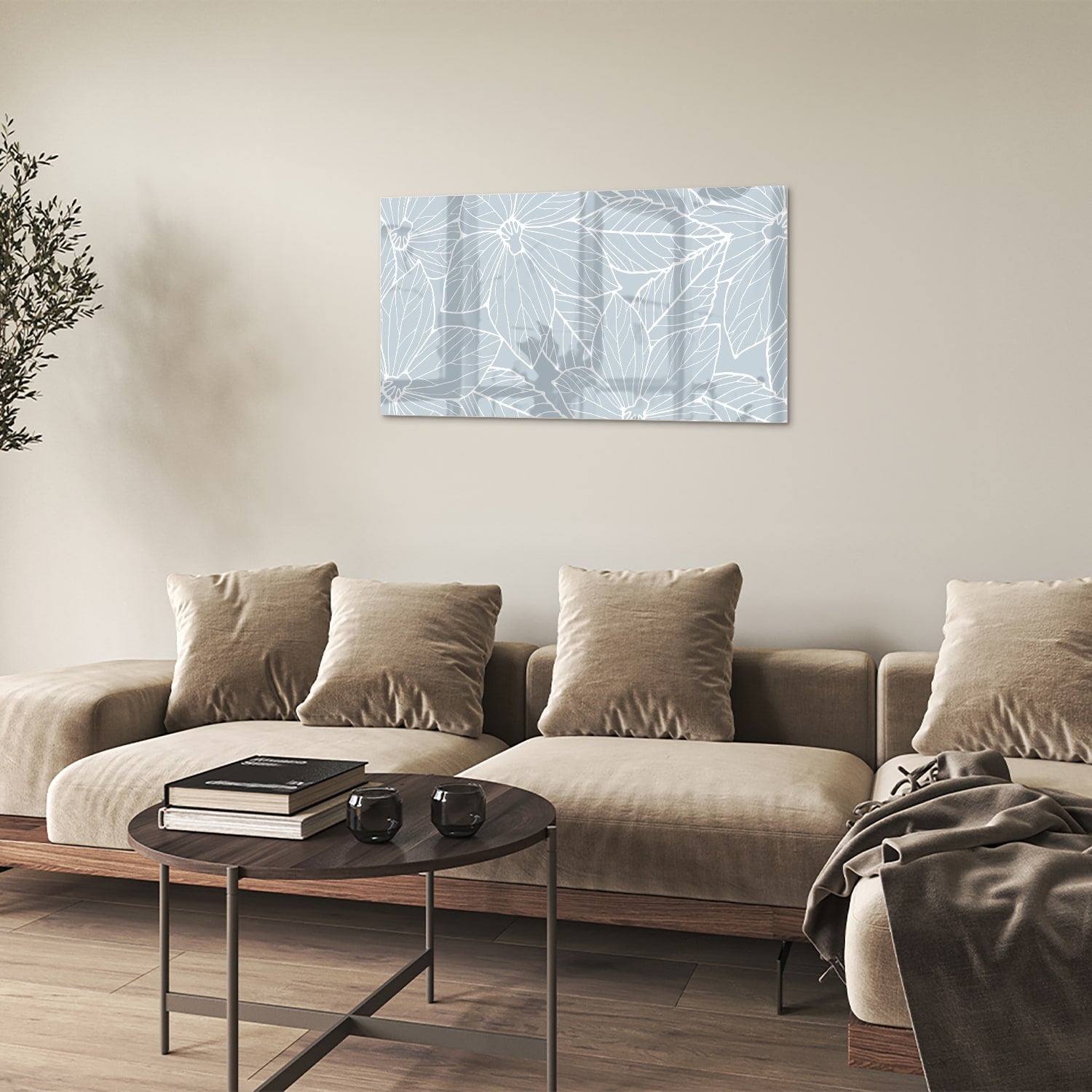 Glazen schilderij met botanische motieven aan de muur in een moderne woonkamer.