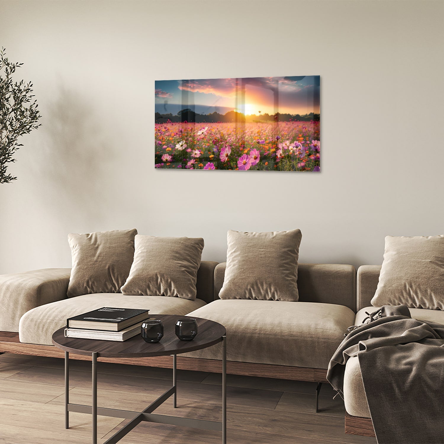 Glazen schilderij van een zonsondergang boven een kleurrijk bloemenveld.