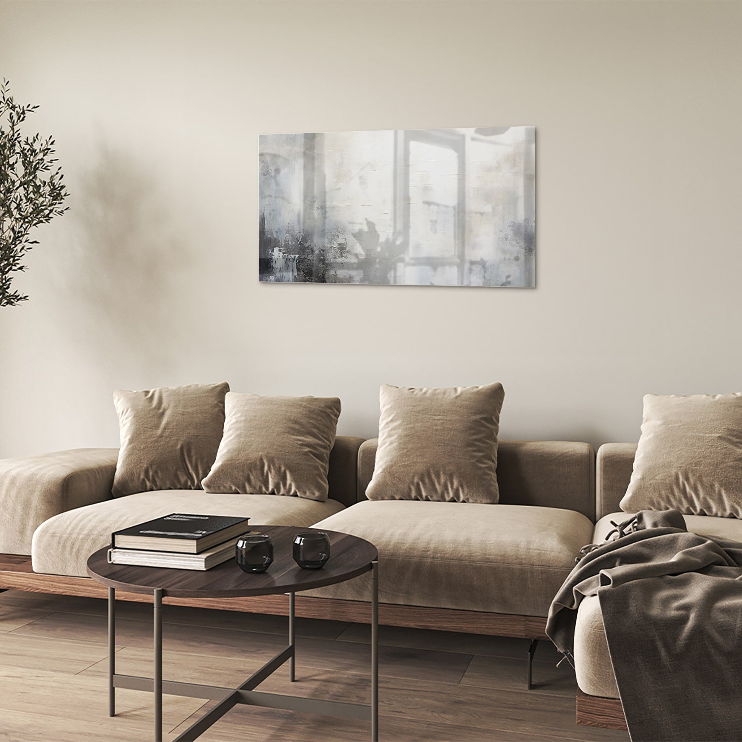 Abstract glazen schilderij met zachte kleuren aan de muur in een moderne woonkamer