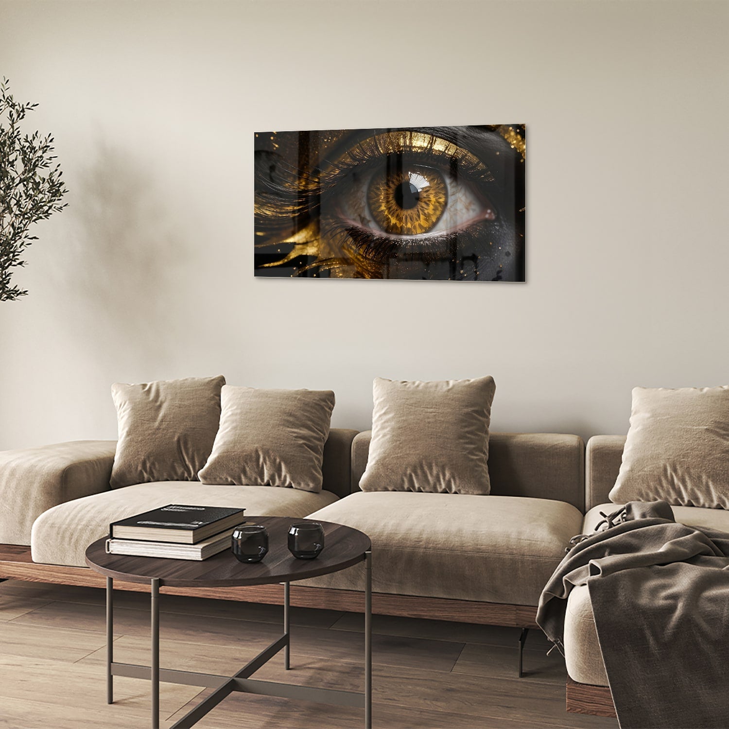 Glazen schilderij van een gouden oog op een zwarte achtergrond, hangt aan de muur.