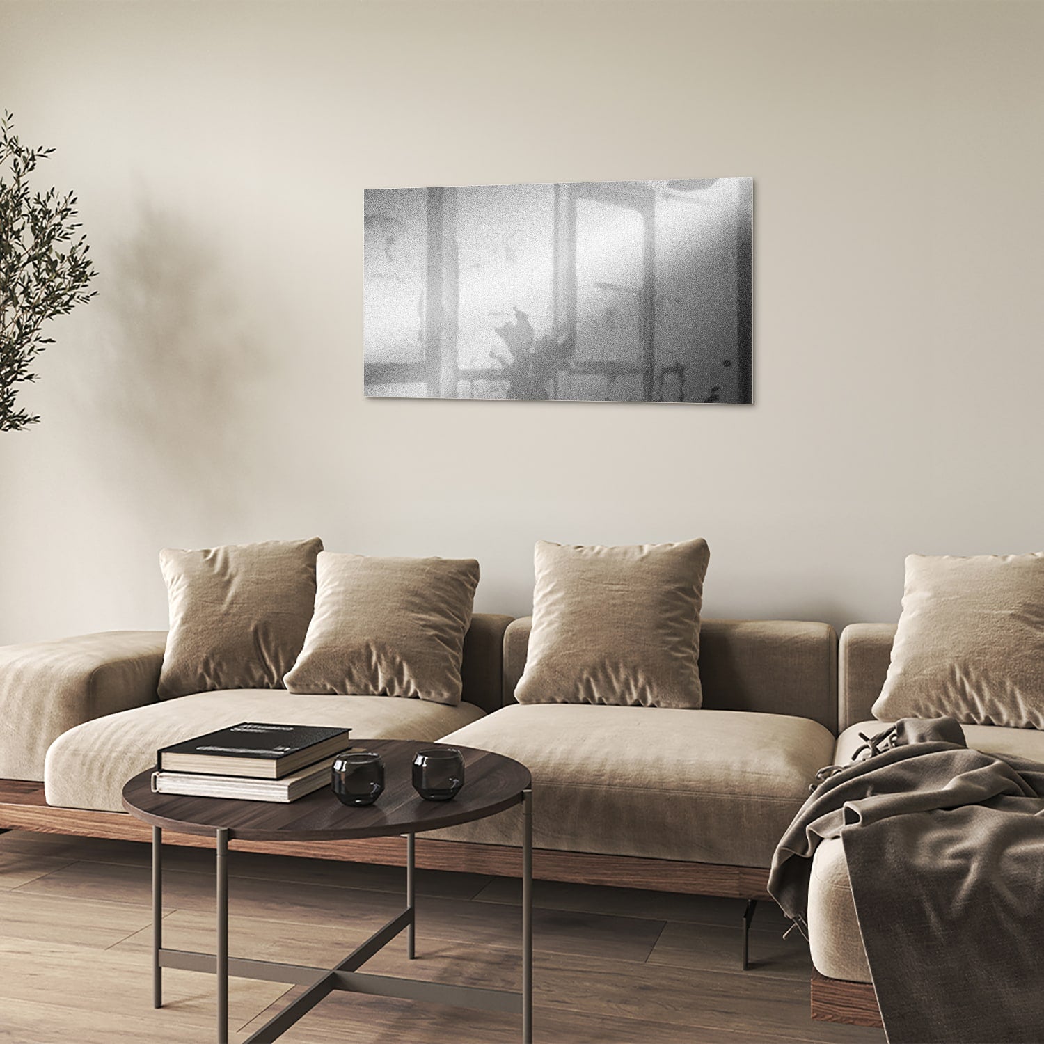 Minimalistisch glazen schilderij met reflecties in een sfeervolle kamer