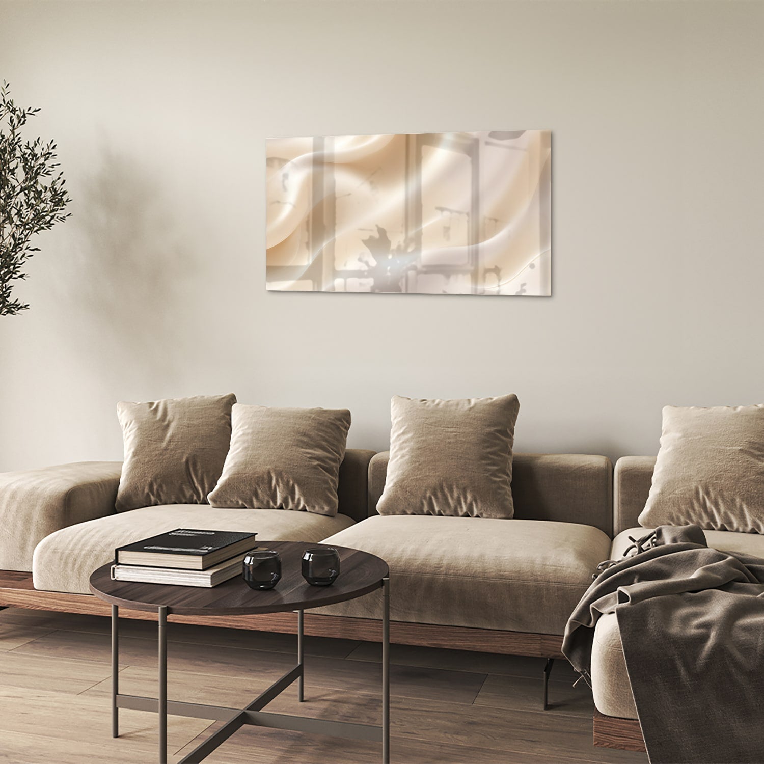 Minimalistisch glazen schilderij met warme tinten in een moderne woonkamer.