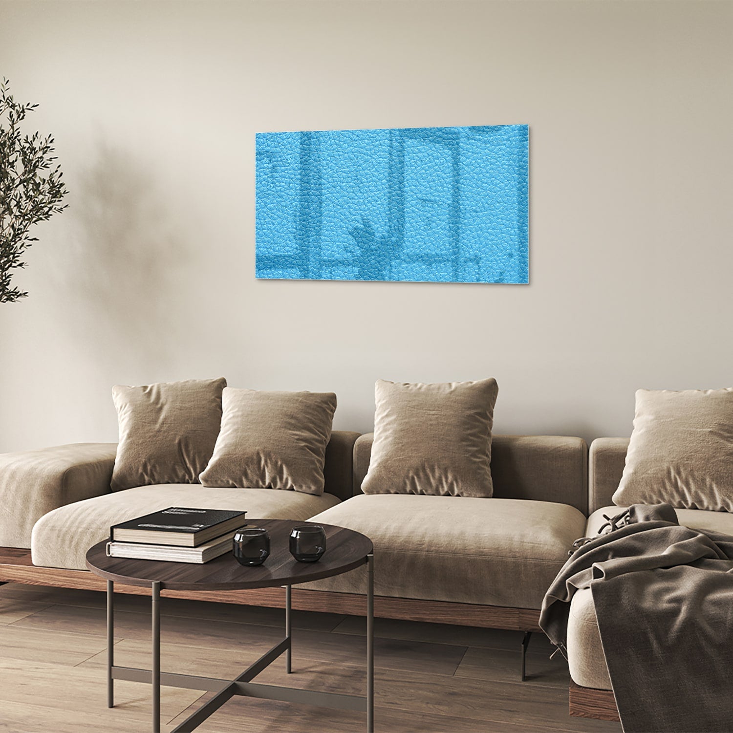 Blauw glazen schilderij met unieke textuur aan de muur in een moderne woonkamer