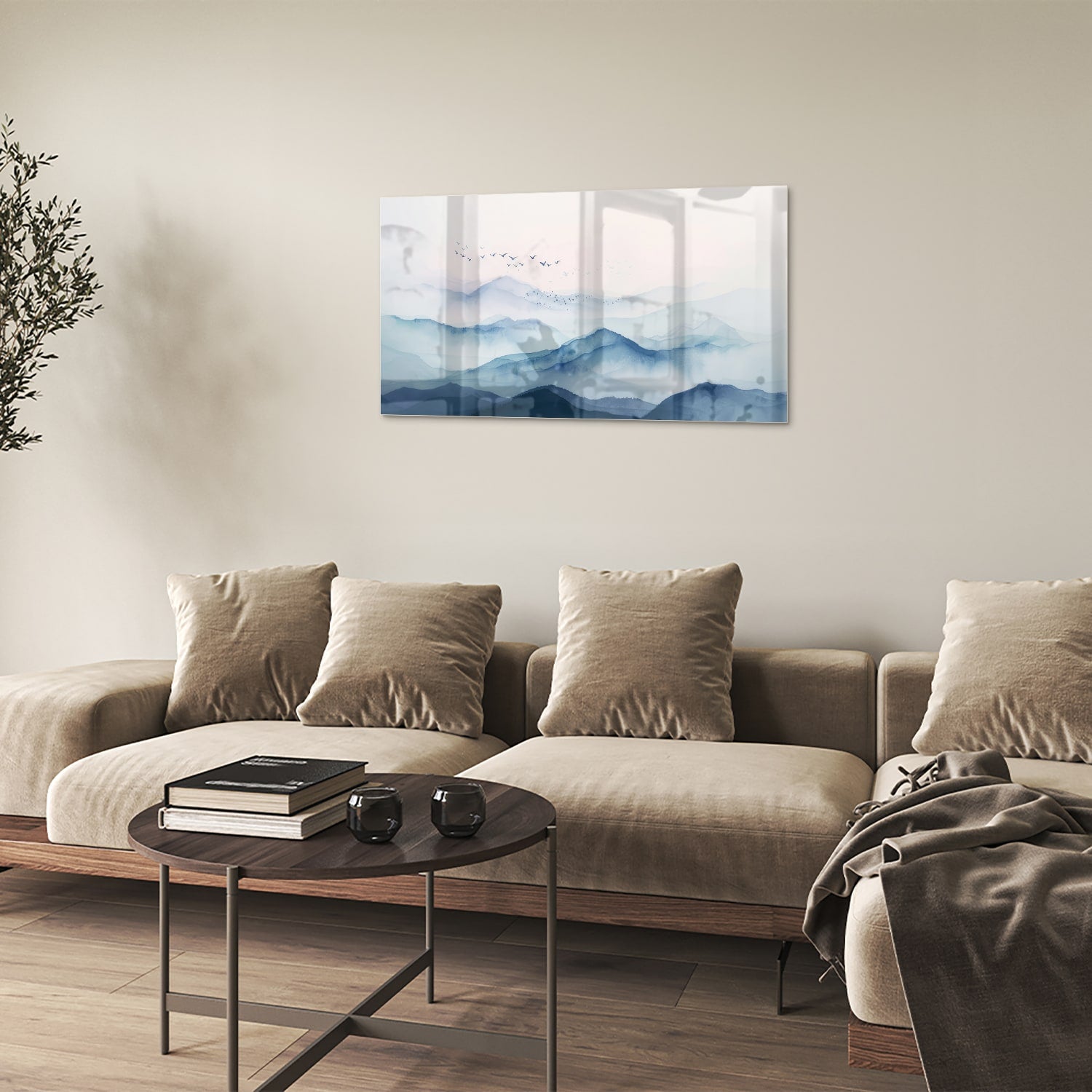 Glazen schilderij met blauwe bergen en pastelhemel, ideaal voor wanddecoratie.