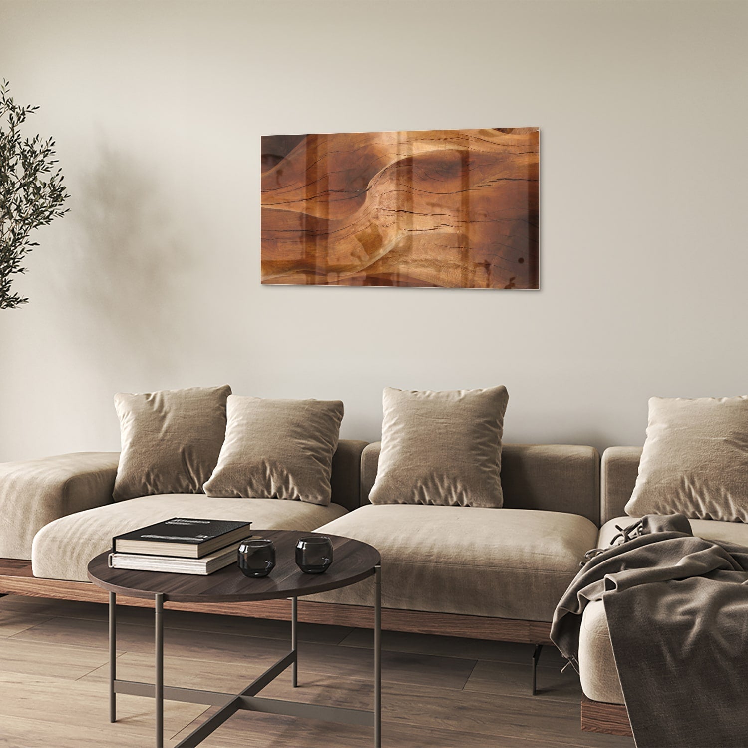 Abstract glazen schilderij met warme houttinten boven een moderne kast in een lichte woonkamer.