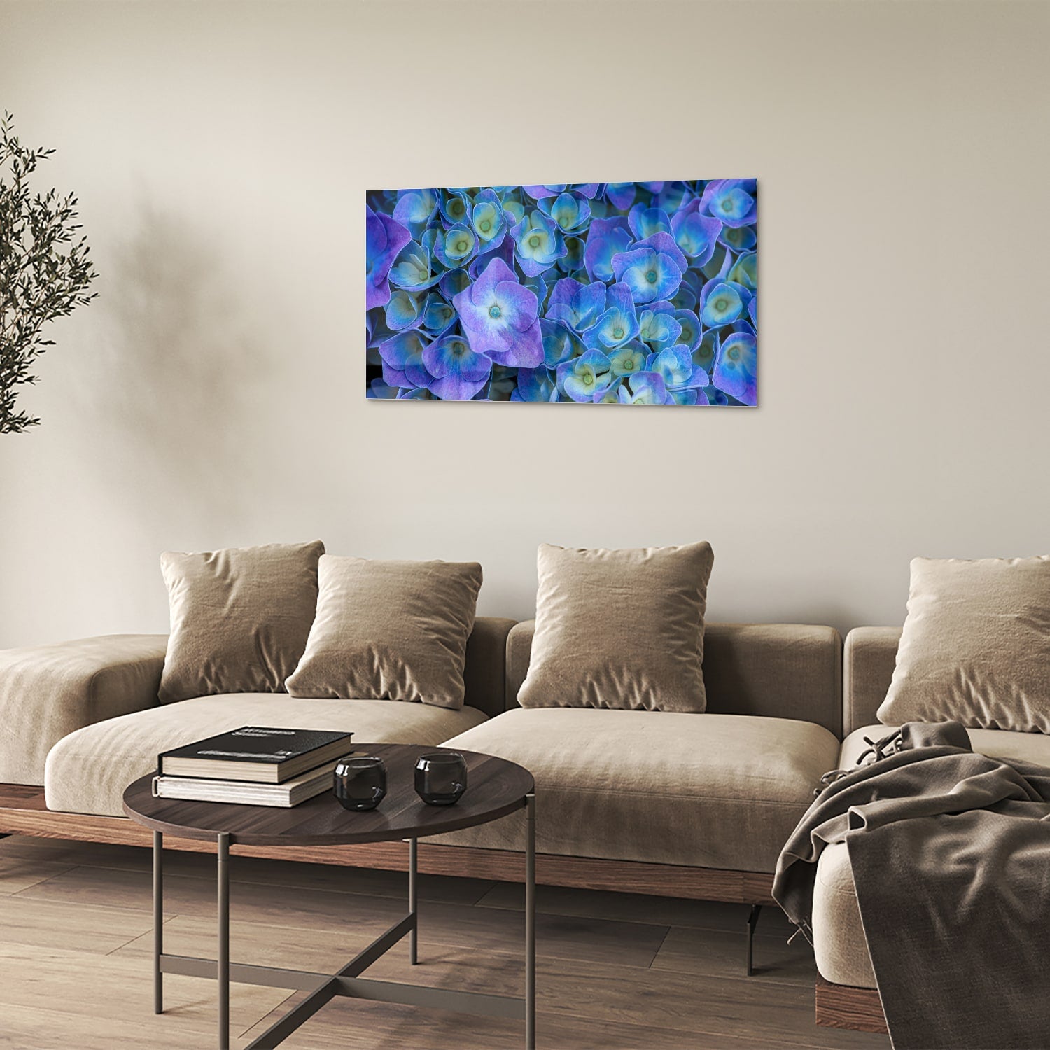 Glas schilderij met mooie blauwe bloemen aan de muur