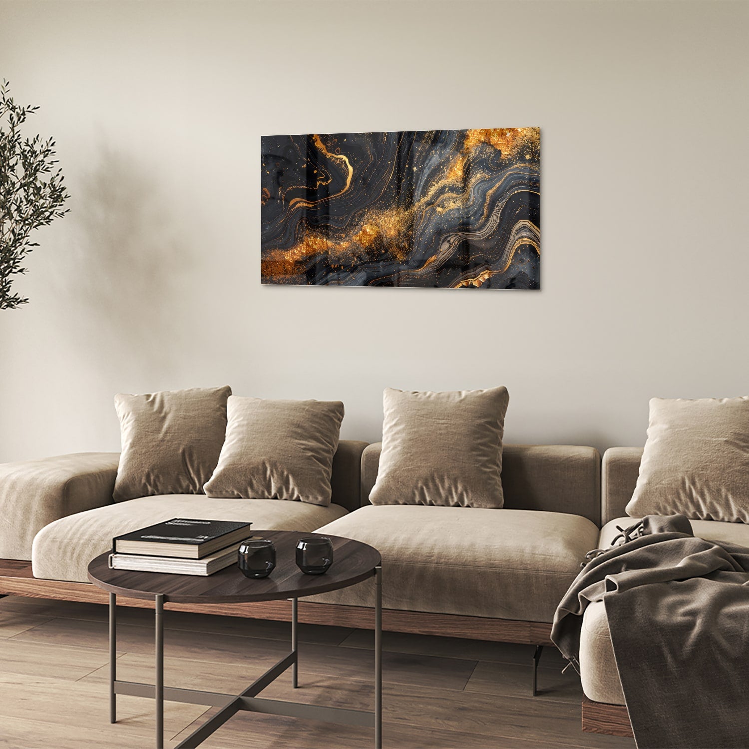 Glas schilderij met een zwart en gouden marmerdesign aan de muur in een moderne woonkamer