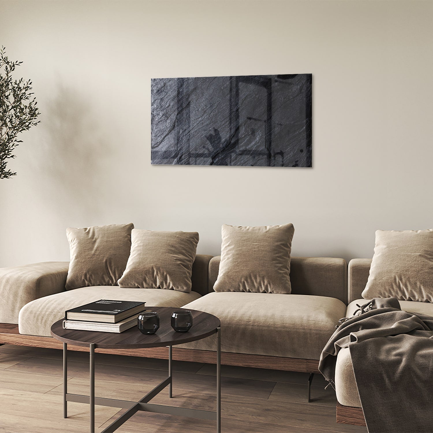 Modern glazen schilderij met abstracte zwart-witte textuur aan de muur.