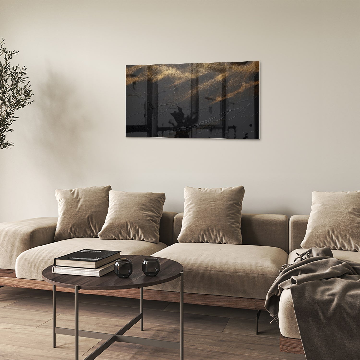 Elegant zwart glazen schilderij met gouden accenten aan de muur.