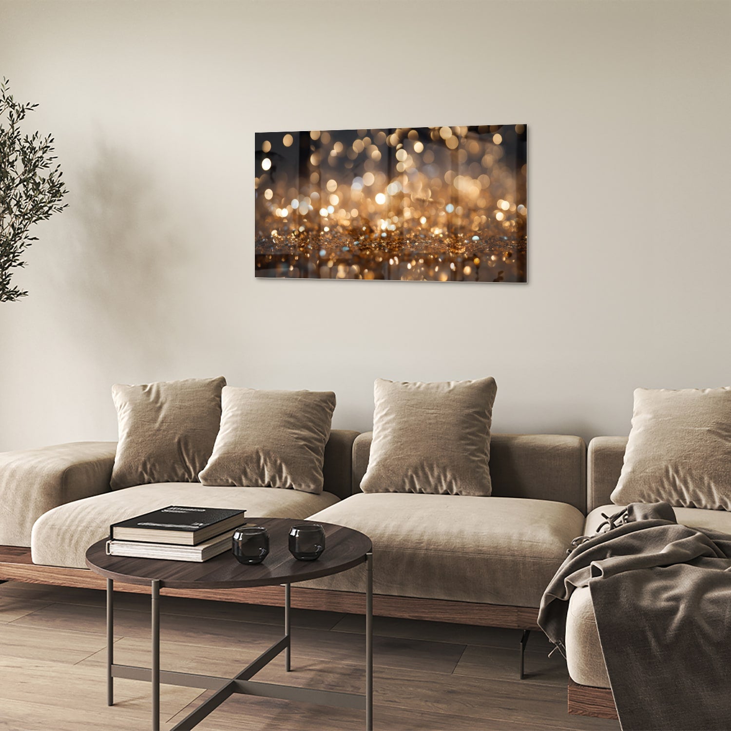 Glazen schilderij met gouden bokeh-effect aan de muur in een moderne woonkamer.